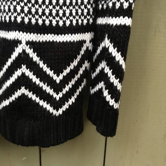 Black and white sweater from F21 - Picture 2 of 4
